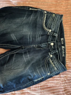 Y2k byxor  - Super snygga jeans från Blue Monkey. Jätte fin passform, strass på byxfickorna och färgen är faded på vissa delar för att framhäva formerna på kroppen. Innerbenslängd: 80cm Midjemått: 75