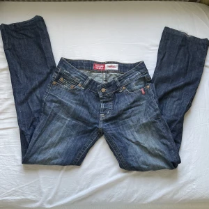 Jeans lowrise bootcut - Lågmidjade bootcut jeans. Innerbenslängd: 83 cm, midja: ca 84