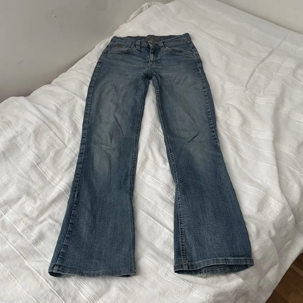 Snygga mid/low waist jeans från esprit🤍 Säljer då de är för små för mig! Storleken är lite oklar då det inte står. Jeans & Byxor.