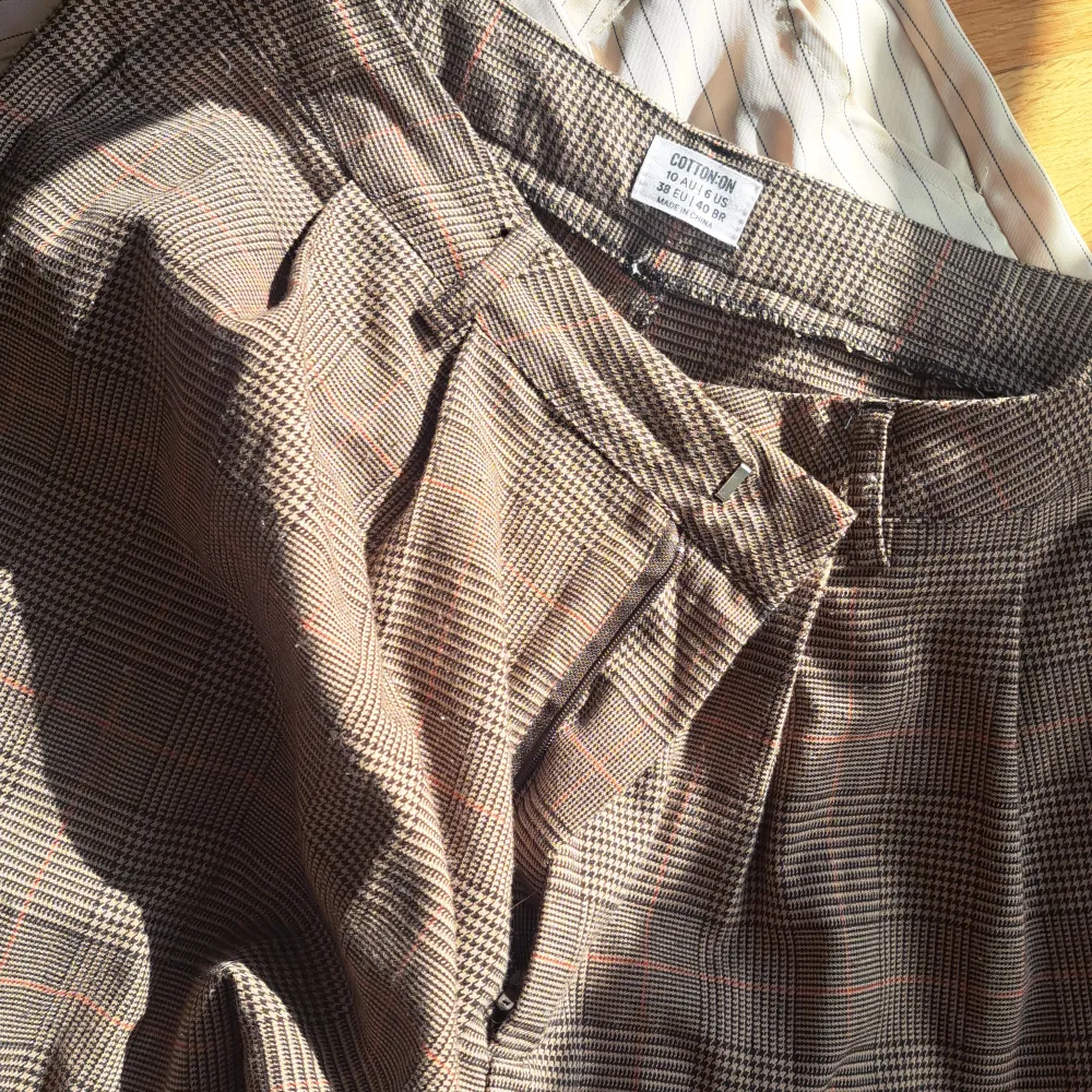 jättesnygga bruna oversize kostymbyxor från asos, highwaisted. Jeans & Byxor.