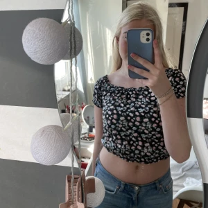 Blommig topp - blommig topp från h&m. tyvärr är lappen borta men skulle gissa på att storleken är mellan s och m💗