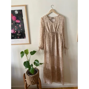 Härlig sommarklänning  - Superfin klänning i skirt, härligt tyg från Vero Moda. Storlek M. Hämtas i centrala Norrköping eller skickas mot fraktkostnad.  