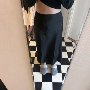 Svart satinkjol - Säljer denna fina svarta satinkjolen😍😍