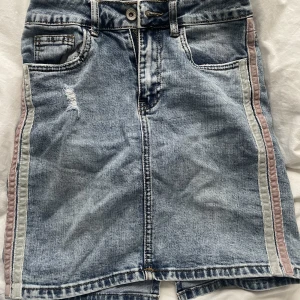 Jeans kjol - Super söt jeans kljol med rosa detaljer 💖 skriv om ni undrar något eller vill ha fler bilder!