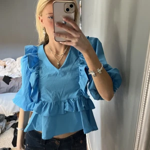 Blus - Säljer denna så fina blus från vero moda  med volanger ❤️