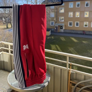 Needles trackpants - Ett par röda needles trackpants i storlek S. Använda en del men har mycket kvar att ge. Cond 6/10 Size- S