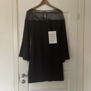 Festklänning - Svart festklänning. Aldrig använd