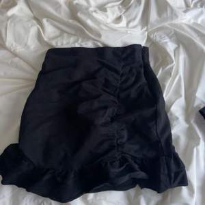 TRYCK EJ PÅ KÖP NU!! volang kjol från bikbok köpt för ca ett år sen men den bara kommit till användning en gång säljer jag den. finns inga defekter, skriv för mer bilder eller frågor! Pris kan diskuteras.