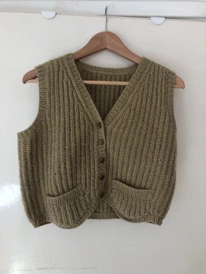 Stickad väst - Croppad, stickad väst i strl S/M 