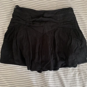 Svart kjol - Söt kjol till sommaren som man kan ha lågmidjat💕pris kan diskuteras!