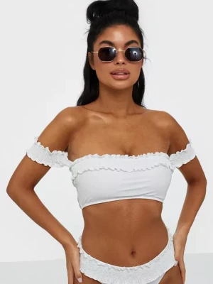 BIKINI - Bikini från Nelly. Topp i storlek S och underdel i XS. Båda delarna är själkvart oanvända!