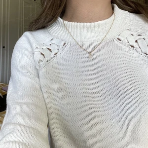 Tröja med flätor  - Jättefin stickad tröja med flätdetaljer vid nyckelbenen. Från Cubus barnavdelning, egentligen strl 158/164 men skulle ändå säga att den passar en xs eller xxs. Fint begagnat skick ☺️60% bomull 40% akryl 