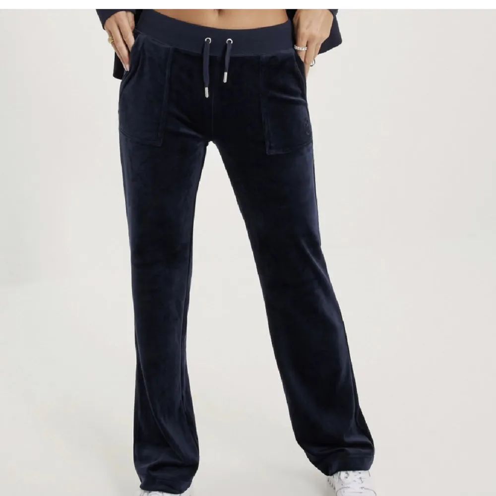 Säljer mina så fina mörkblå juicy byxor. De är i bra skick!🥰 (nypris 1200). Jeans & Byxor.