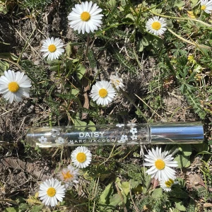 Parfym - Hela flaskan är 10ml så jag tror det är 2-3 ml kvar. Från Marc Jacobs🤩