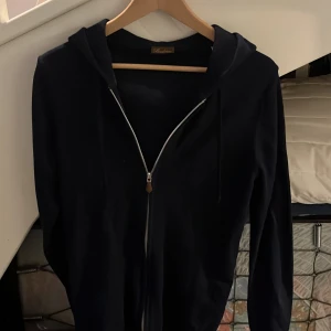 Stenströms zip hoodie  - Säljer min zip hoodie i merino ull från Stenströms. Använd fåtal gånger. Storlek S, skick 9/10