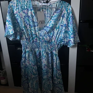 Zara klänning  - Säljer en zara klänning som är i nytt skick och har prislappen kvar. Den är bara testad.  Skriv för fler bilder💗