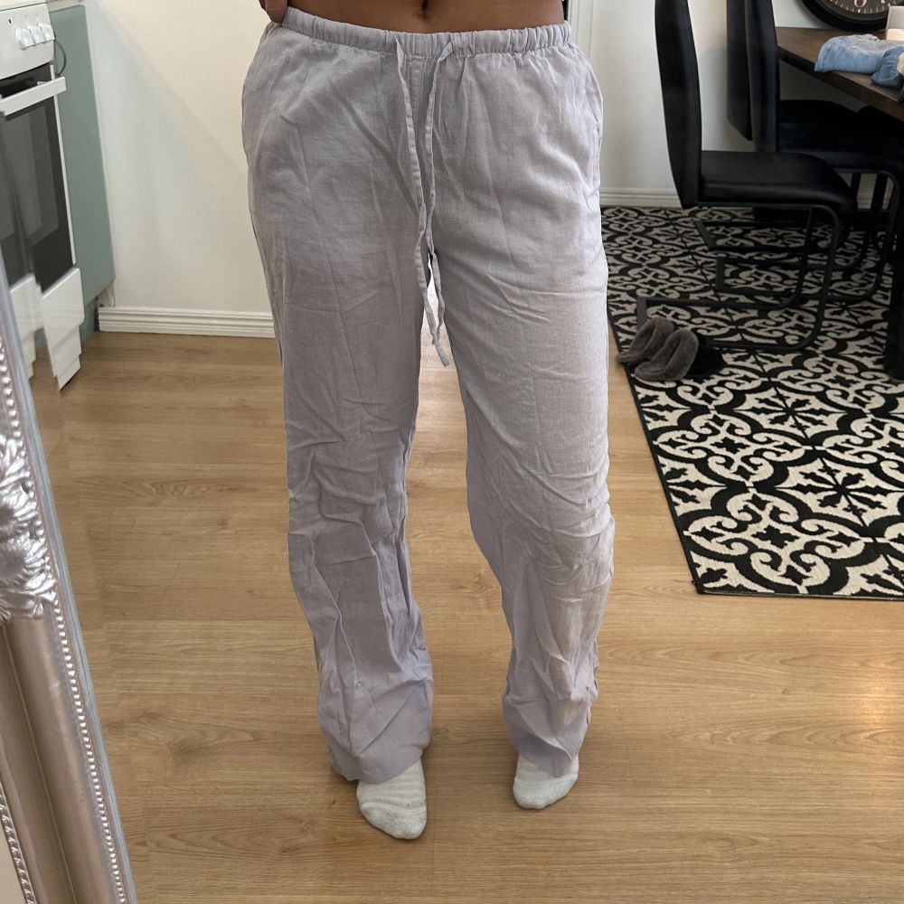 Linnebyxor från ginatricot, har aldrig använt dom så tagsen är fortfarande på 🤍. Jeans & Byxor.