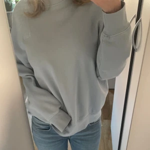 Levis - Säljer den här sjukt sköna Levis tröjan, köpt för cirka 700kr på carlings ett eller två år sedan🩵en otroligt skön och stilren tröja som tyvärr blivit för stor för mig🩵nyskick🩵