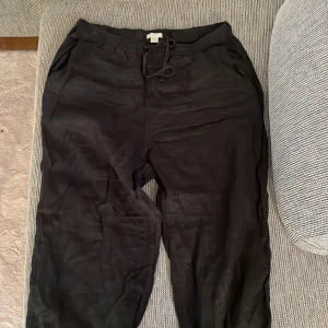 Linnebyxor - Säljer mina svarta linnebyxor frön Arket🤍 Dom är i strl M och är jättefina. Köpta för 590 kr, säljer dom för 200. Använda ungefär 3/4 gånger bara. Köparen står för frakt❤️