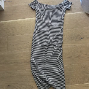 Lång tajt klänning - Lång tajt klänning, säljer då den ej kommit till användning 