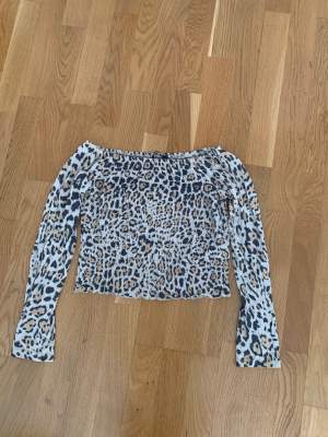 Leopardmönstrad offahoulder topp från Gina tricot. Se bild för material. 