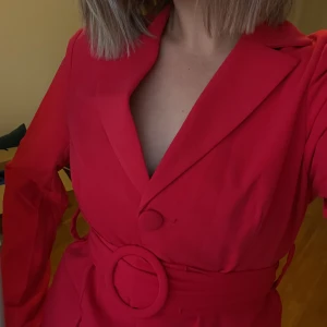 Kavaj - Röd kavaj från NAKD som är använd 1 gång.