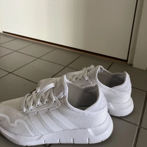 SWIFT RUN X J CLOUD WHITE  - Ett par jätte fina adidas skor som är super bekväma och knappt använda. 