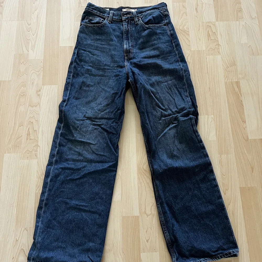 Fina jeans från Levis. Använda en gång.  High Loose Storlek 27 (S/M) bvsa. Jeans & Byxor.
