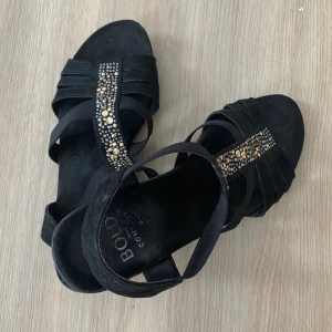 Sandaler  - Sköna sandaler i mycket fint skick  Använd 2 gånger, som nya