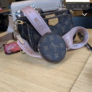 Lv väska  - Jätte fin inga skador alls jätte bra skick 