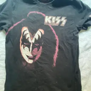 Skithäftig Kiss tröja som behöver lite extra kärlek, förstår inte storlekar som 170 osv men skulle säga att som en M bärare i tröjor sitter den som en S! 