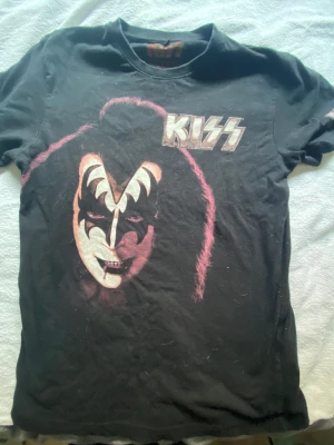 tröja  - Skithäftig Kiss tröja som behöver lite extra kärlek, förstår inte storlekar som 170 osv men skulle säga att som en M bärare i tröjor sitter den som en S! 