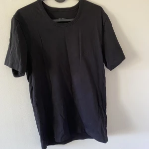 Hugo boss t shirt  - Oanvänd Hugo boss T-shirt! Storlek M Går att diskutera priset 