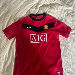 Manchester United tröja  - Gammal Man united tröja från säsongen 2009/10  Storlek: Kids L / Men Xs