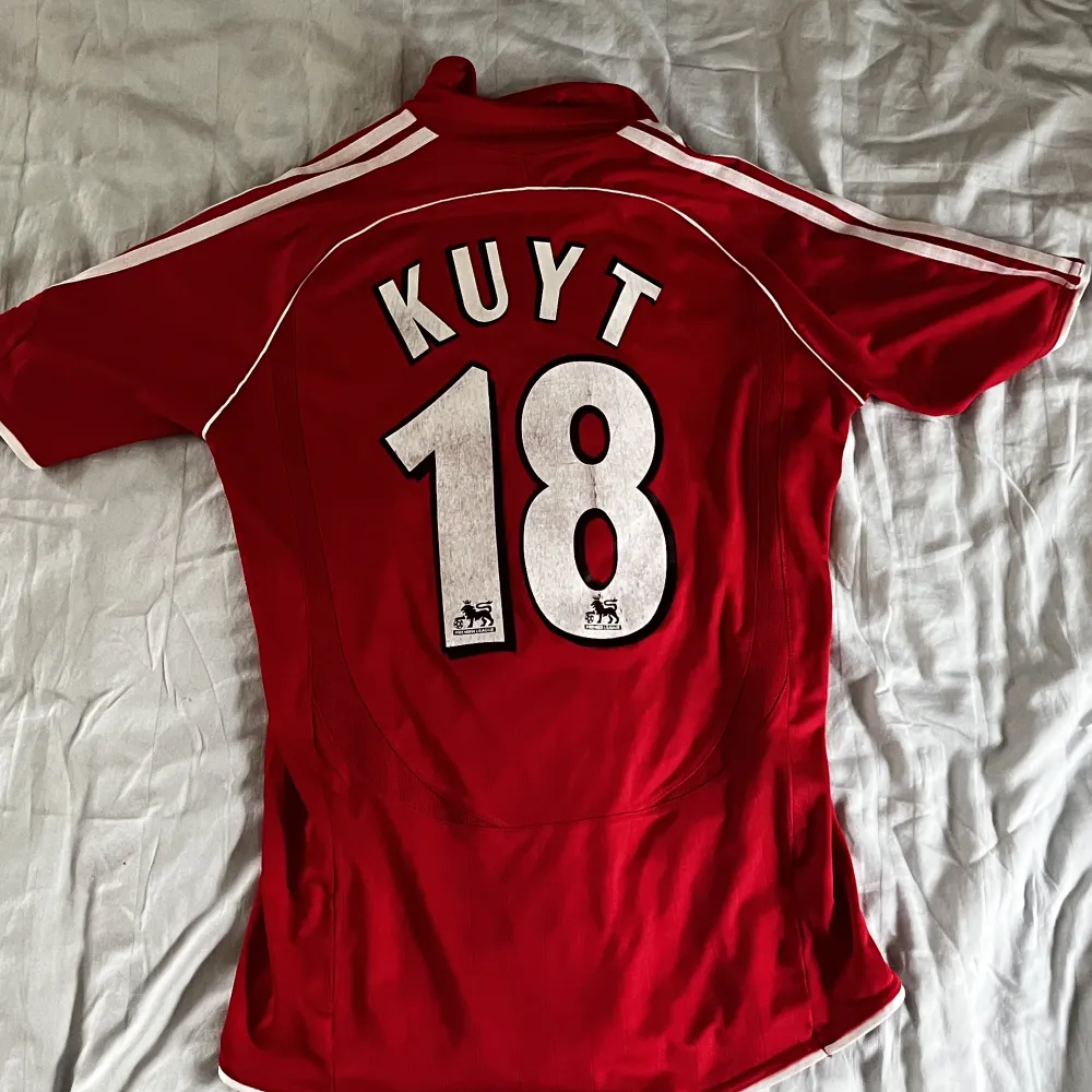 Säljer min dirk kuyt tröja i Liverpool från säsongen 2006-2008. Jättebra skick och inte någon defekt! Tröjan är äkta! Hör av er om ni undrar något. Köparen står för frakten. T-shirts.