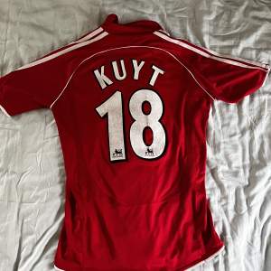 Säljer min dirk kuyt tröja i Liverpool från säsongen 2006-2008. Jättebra skick och inte någon defekt! Tröjan är äkta! Hör av er om ni undrar något. Köparen står för frakten