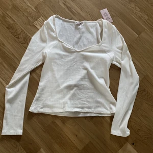 Sweetheart ls rib top - vit tröja  - helt oanvänd bara testad 1 gång, lappen sitter till och med kvar. Säljer pga den är för stor för mig. Första bilden är tagen av mig, andra två är från nelly’s hemsida!  Tänk på att priset är 250kr + frakt :) priset kan diskuteras 