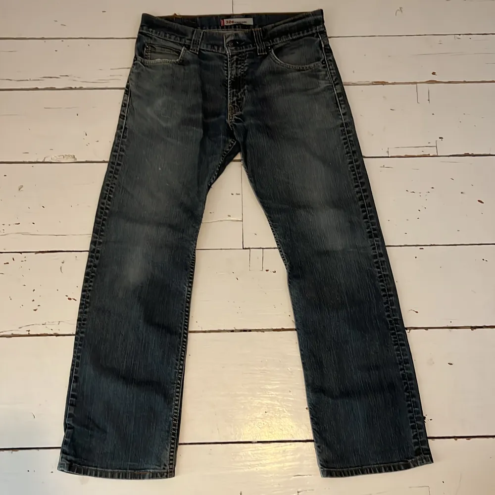 Vintage jeans från Levis  Byxorna är från 90 talet  L:32 W: osäker då lappen är trasig . Jeans & Byxor.