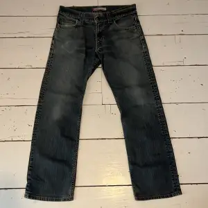 Vintage jeans från Levis  Byxorna är från 90 talet  L:32 W: osäker då lappen är trasig 