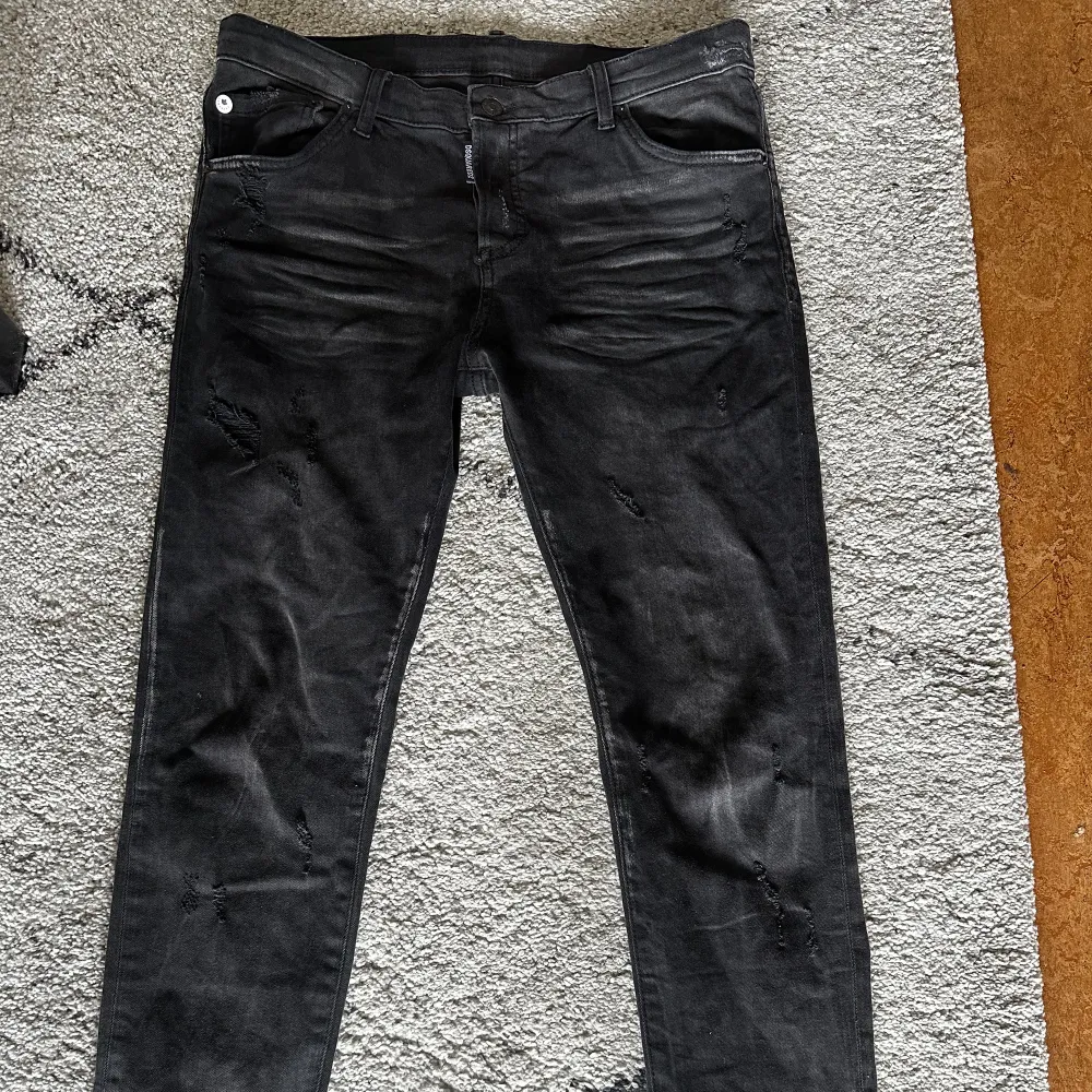 Hej jag säljer ett par d2 jeans svarta fick dom i present när jag fyllde år och dags att sälja dom. Jag säljer dom för endast 900kr storlek finns i sista bilden.PRIS kan diskuteras . Jeans & Byxor.