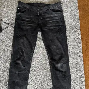 Hej jag säljer ett par d2 jeans svarta fick dom i present när jag fyllde år och dags att sälja dom. Jag säljer dom för endast 900kr storlek finns i sista bilden.PRIS kan diskuteras 