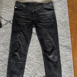 Dsquared2 jeans svarta  - Hej jag säljer ett par d2 jeans svarta fick dom i present när jag fyllde år och dags att sälja dom. Jag säljer dom för endast 900kr storlek finns i sista bilden.PRIS kan diskuteras 