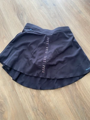 Konståkning kjol - Svart konståkningskjol i storlek 150 med inbyggd skydd under så att kjolen inte åker upp (se bild 3). Knappt använd<3 Har andra konståkningsprylar på mitt konto ifall ni vill se (byxor, jacka) kom privat för annat prisförslag!