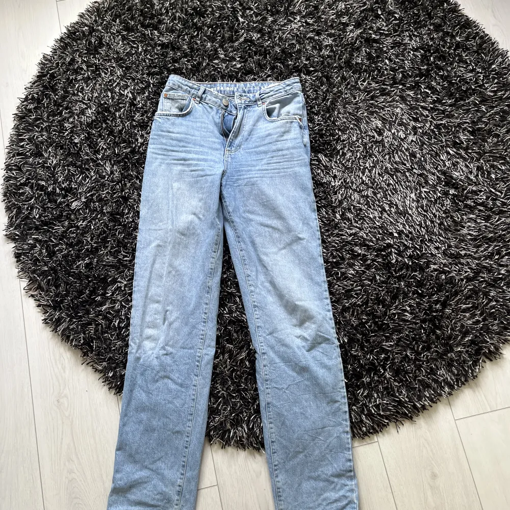 Säljer ett par blåa jeans från bikbok💙. Jeans & Byxor.