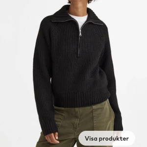 Ribbstickad tröja  - Säljer denna super sköna stickade tröja från HM! Köpte den i höstas och har använt den en del så den är lite nopprig, förutom det så är den i bra skick! Denna tröja passar lika bra en kall vinter dag som till en mysig sommar kväll! 