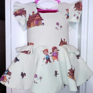 babyklänning - Hej❤️   Titta på hur söt den här klänningen jag gjorde storlek för 12-19 månader.   Priset är endast 100 kr, och det kommer definitivt med ett litet virkband med klänningen ⭐🤎   Klänningen är fodrad och sydd på ett elegant sätt.. skynda dig🤩