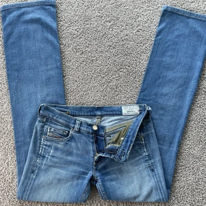 Diesel jeans - Säljer mina fina diesel jeans då dom har blivit för små :( Dom är i super bra skick och har inget tecken på användning💗 storlek w25/l34 och passar på mig som är 164🫶🏼