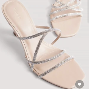 Klackskor - Säljer dessa klackar från nakd. Endast använda en gång vid bal så i fint skick. Nypris är 700kr. Jag säljer för 400kr + frakt. Skriv ett dm för egna bilder.