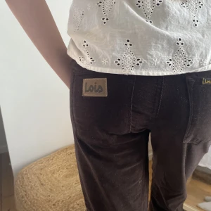 Manchesterbyxor  - Super söta matcherbyxor från LOIS. Lite för korta för mig, hon på bilden är 170☺️