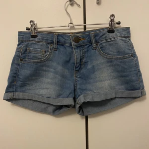 Jeansshorts - Använda men är i bra skick. Säljer pga att dem inte passar längre. 
